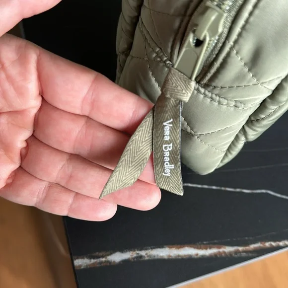 NWOT VERA BRADLEY TRAVEL BAG - Picture 2 of 3